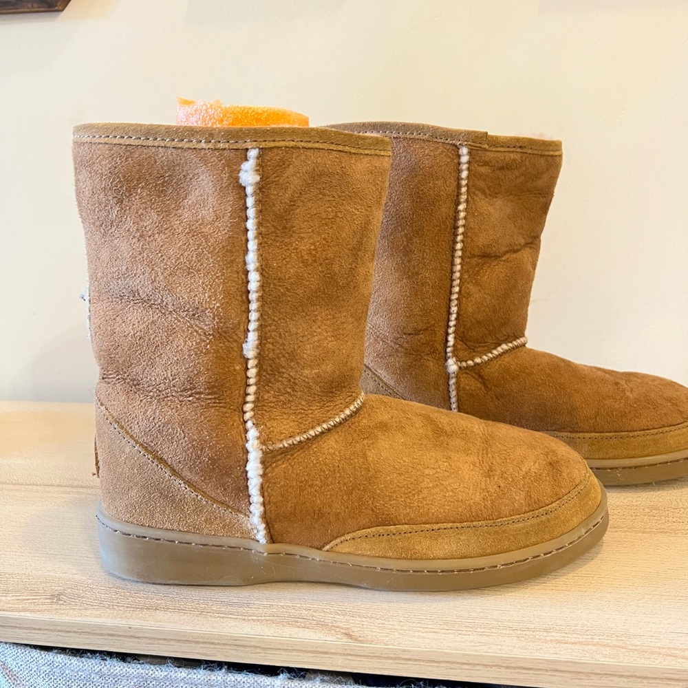 Minnetonka woman’s suede fur inside winter boots Ugg Sherpa bear paw shorty 8